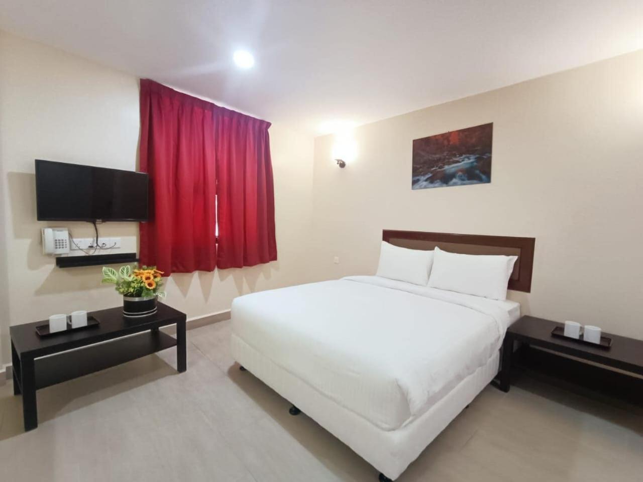 Capital O 90897 Island City Hotel Джордж Таун Екстериор снимка