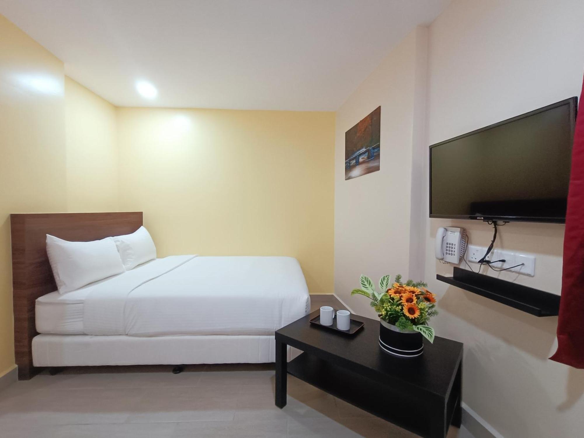 Capital O 90897 Island City Hotel Джордж Таун Екстериор снимка