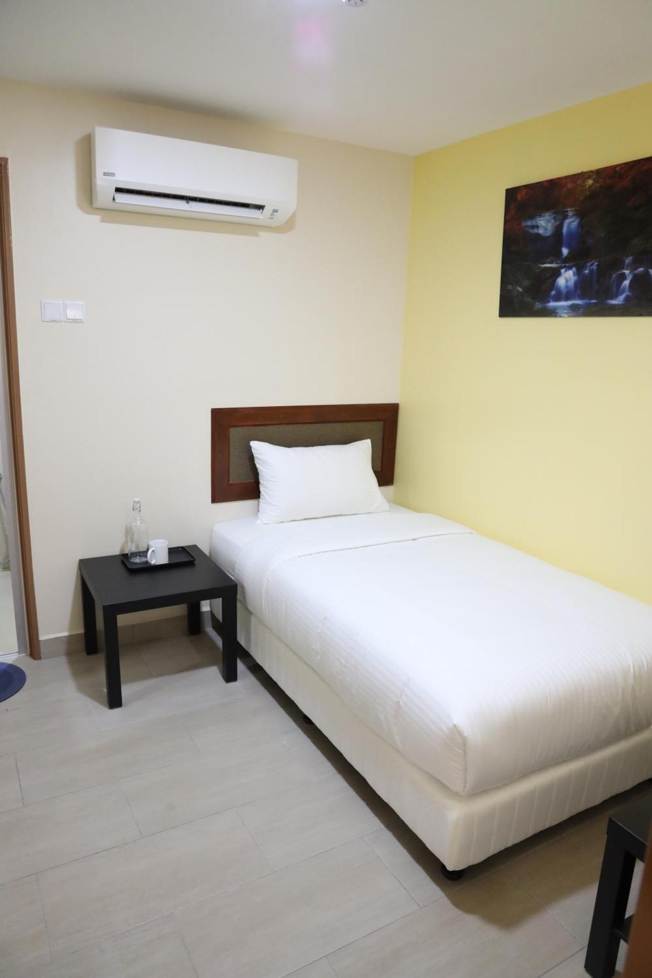 Capital O 90897 Island City Hotel Джордж Таун Екстериор снимка