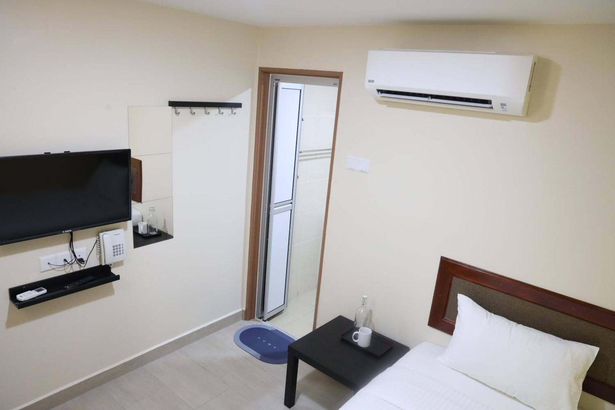Capital O 90897 Island City Hotel Джордж Таун Екстериор снимка