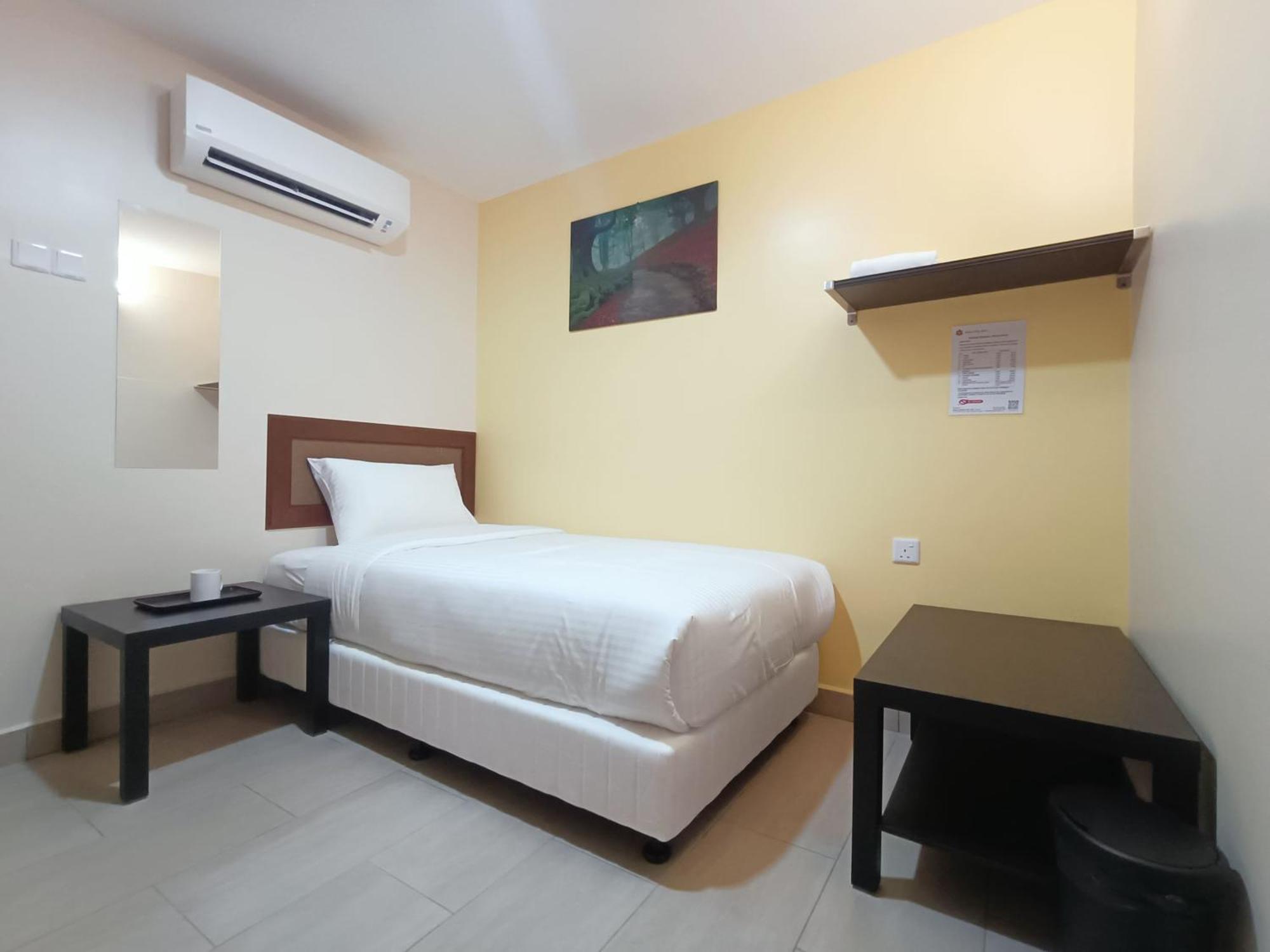Capital O 90897 Island City Hotel Джордж Таун Екстериор снимка