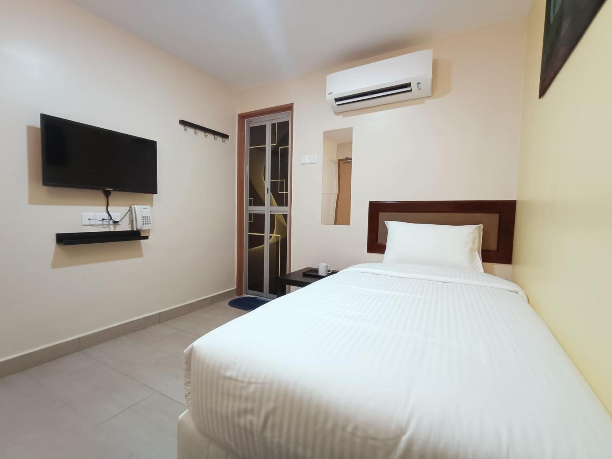 Capital O 90897 Island City Hotel Джордж Таун Екстериор снимка