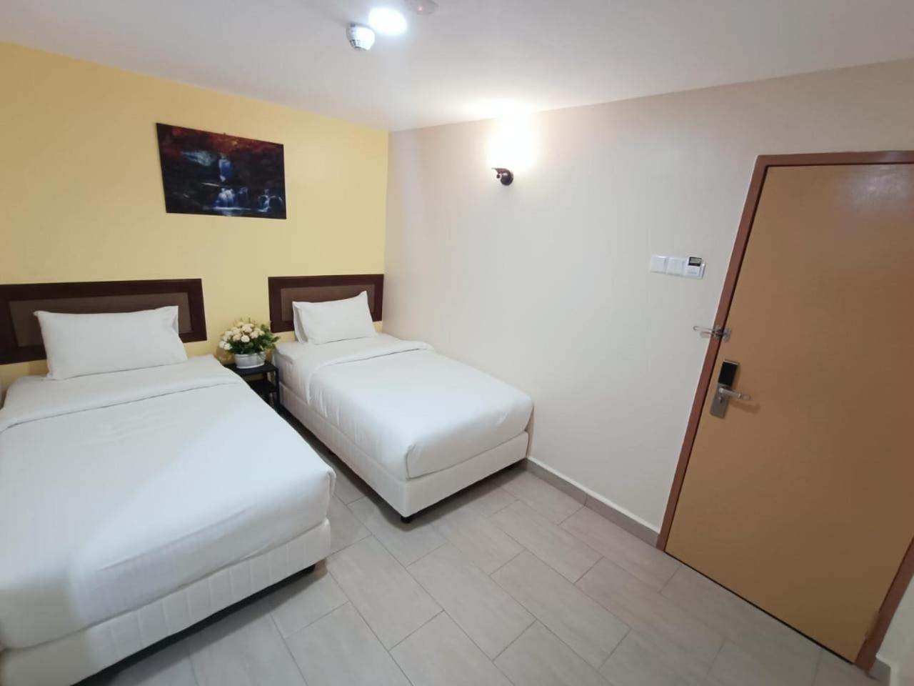 Capital O 90897 Island City Hotel Джордж Таун Екстериор снимка