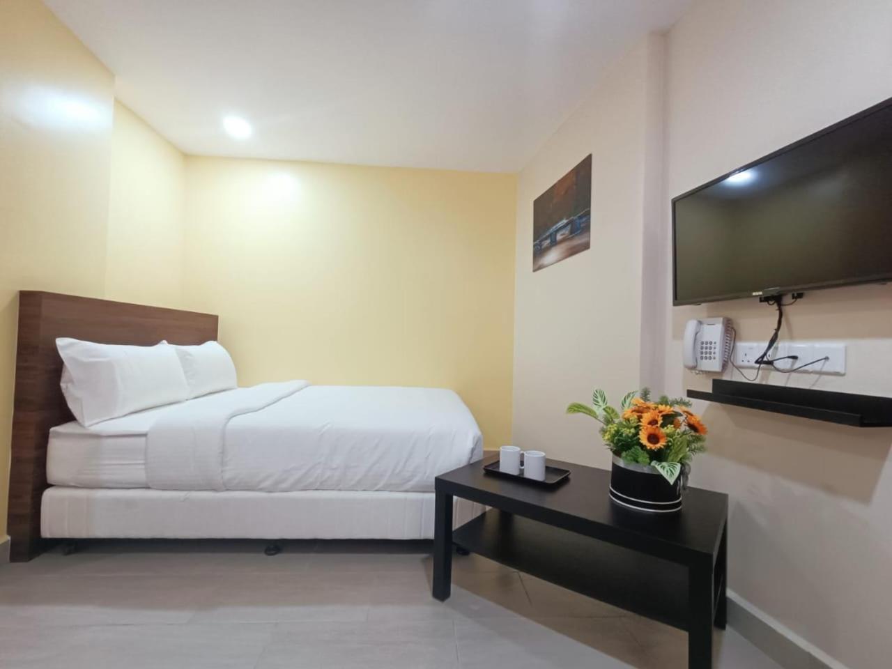 Capital O 90897 Island City Hotel Джордж Таун Екстериор снимка