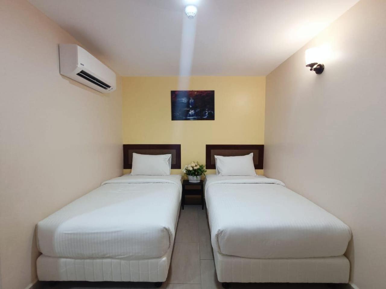Capital O 90897 Island City Hotel Джордж Таун Екстериор снимка
