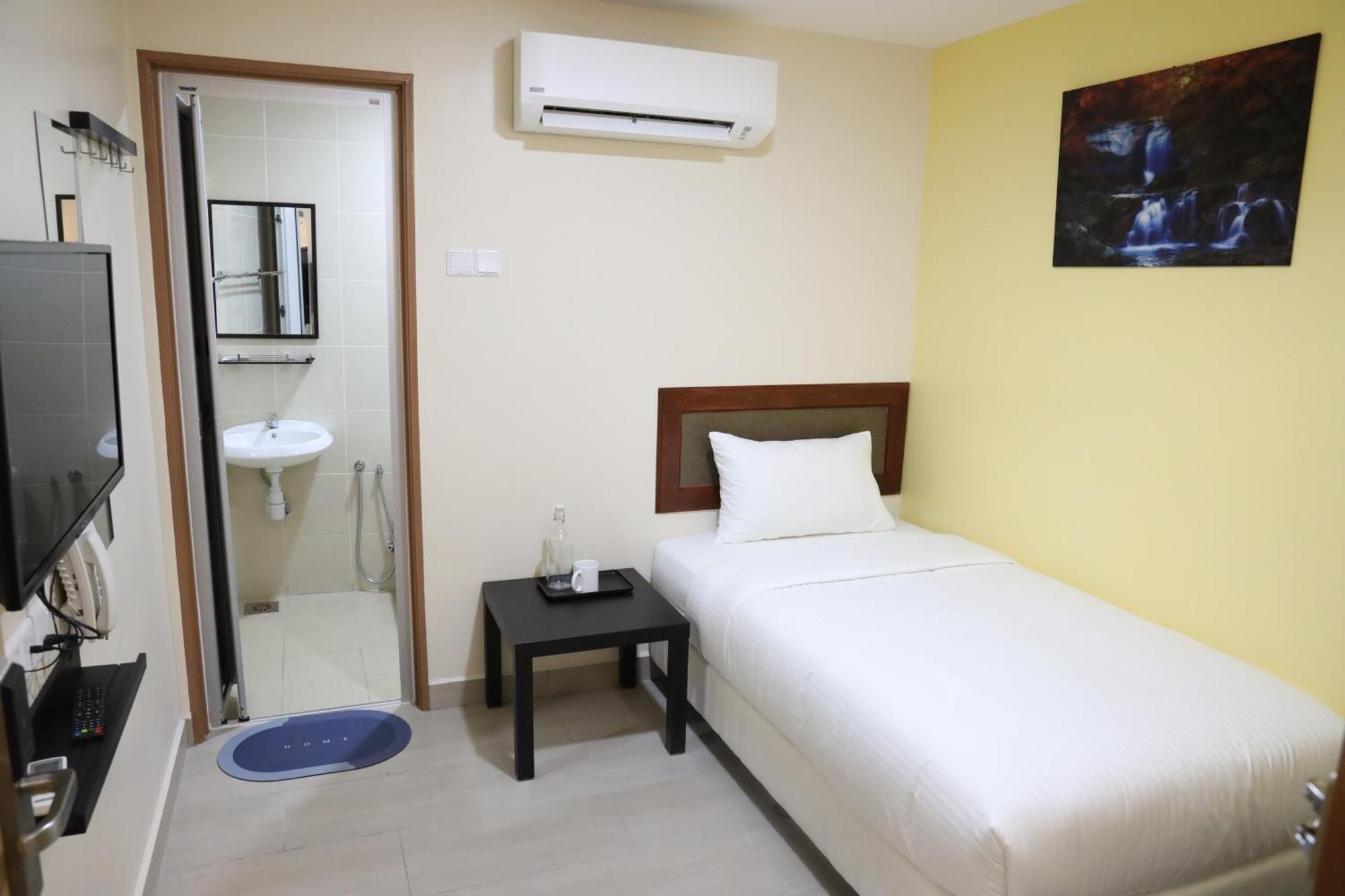 Capital O 90897 Island City Hotel Джордж Таун Екстериор снимка