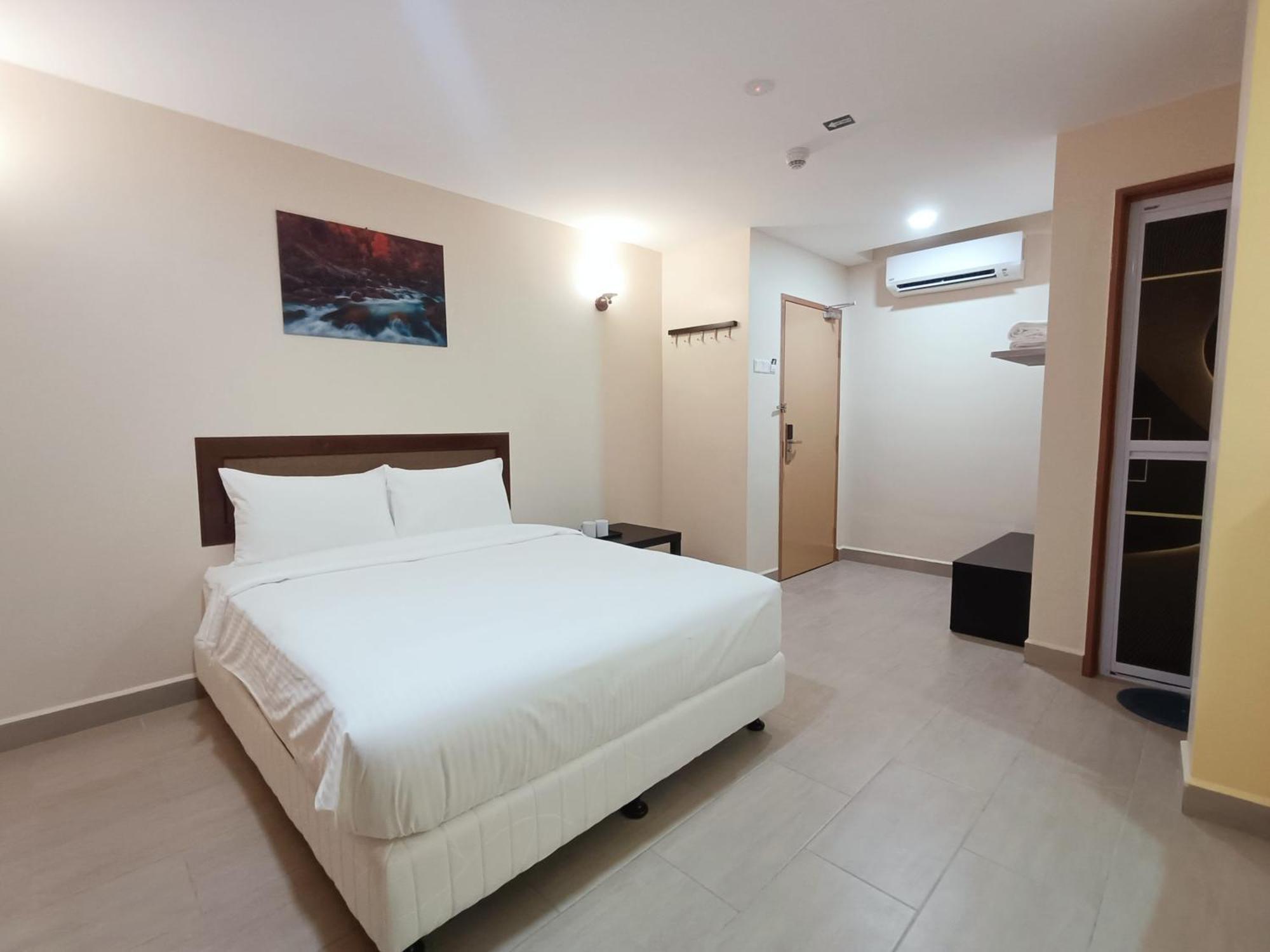 Capital O 90897 Island City Hotel Джордж Таун Екстериор снимка