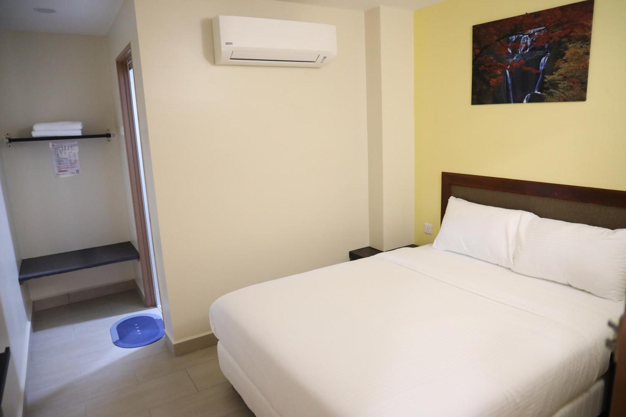 Capital O 90897 Island City Hotel Джордж Таун Екстериор снимка
