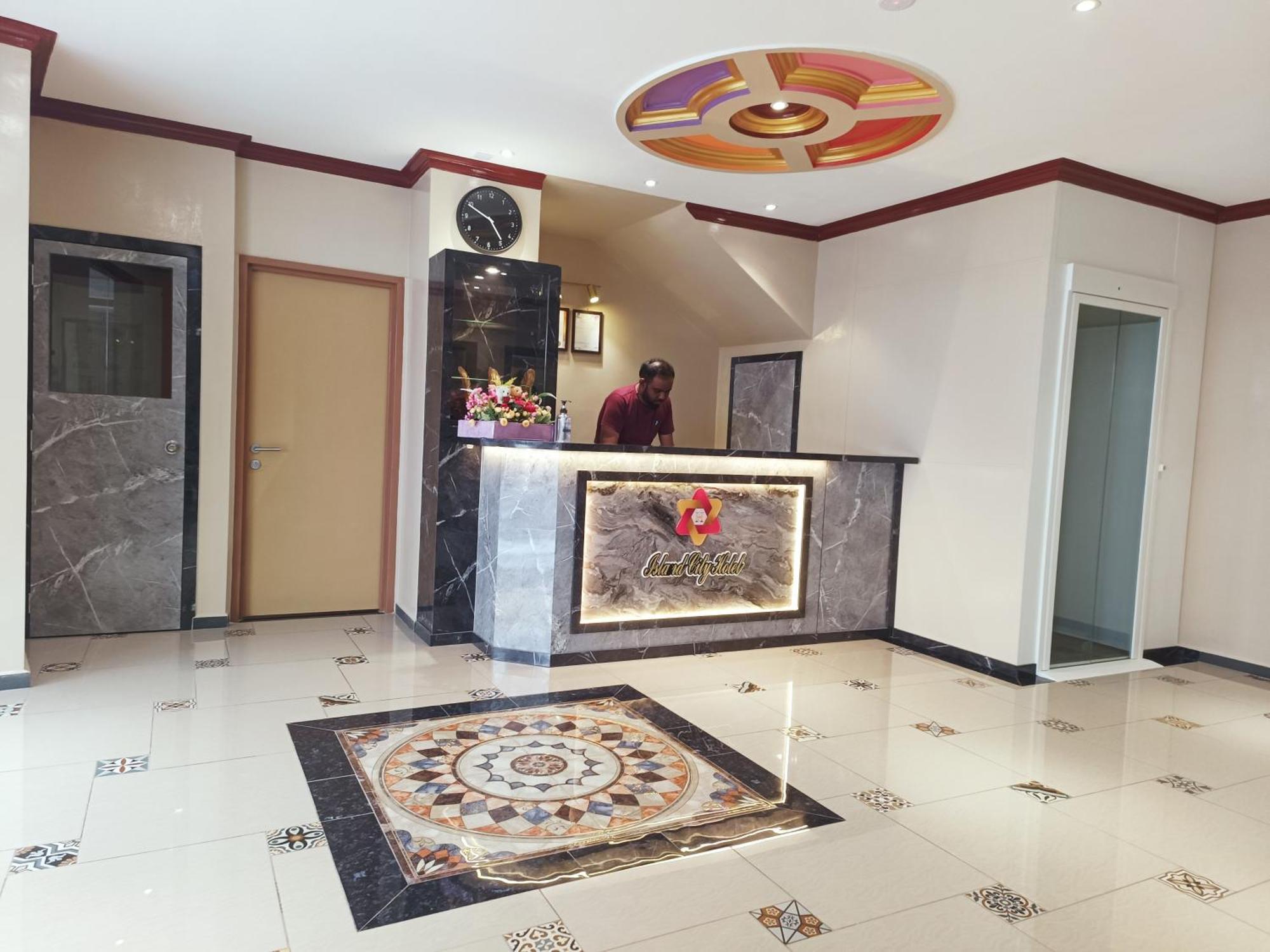 Capital O 90897 Island City Hotel Джордж Таун Екстериор снимка