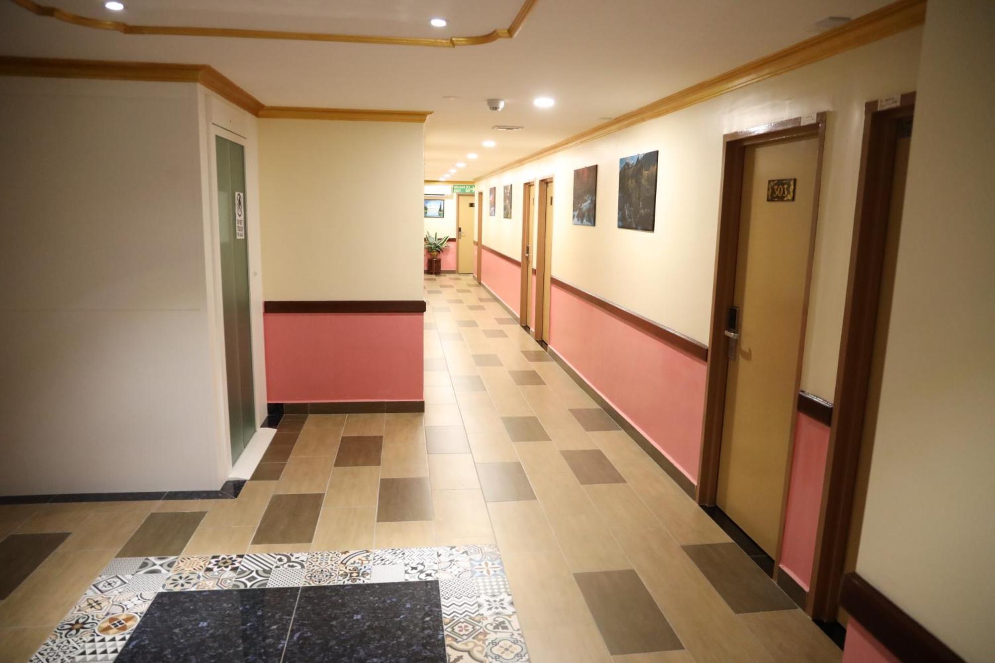 Capital O 90897 Island City Hotel Джордж Таун Екстериор снимка