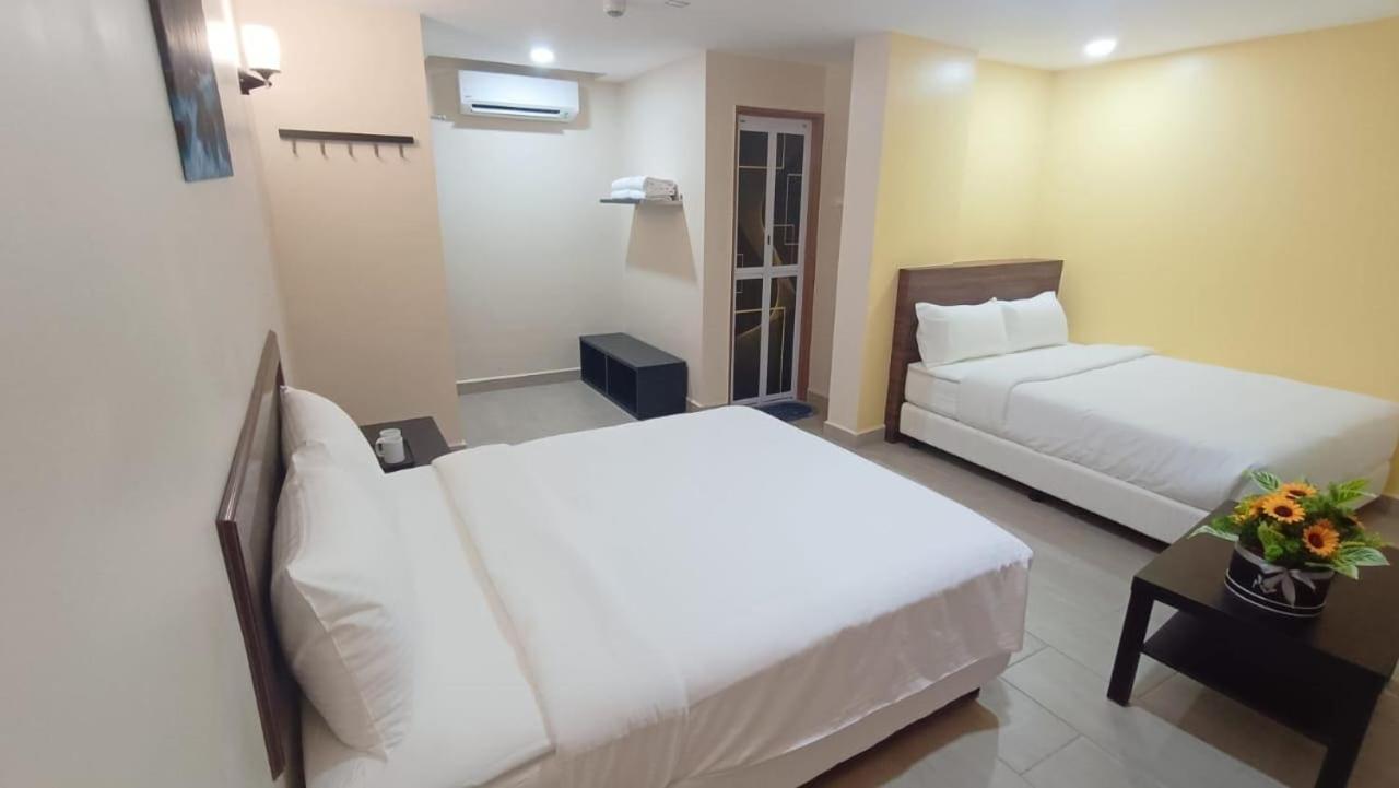 Capital O 90897 Island City Hotel Джордж Таун Екстериор снимка