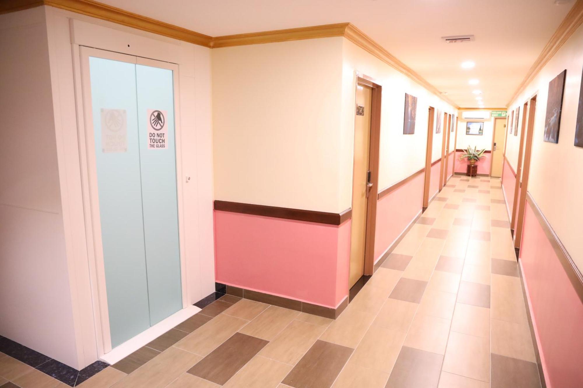 Capital O 90897 Island City Hotel Джордж Таун Екстериор снимка