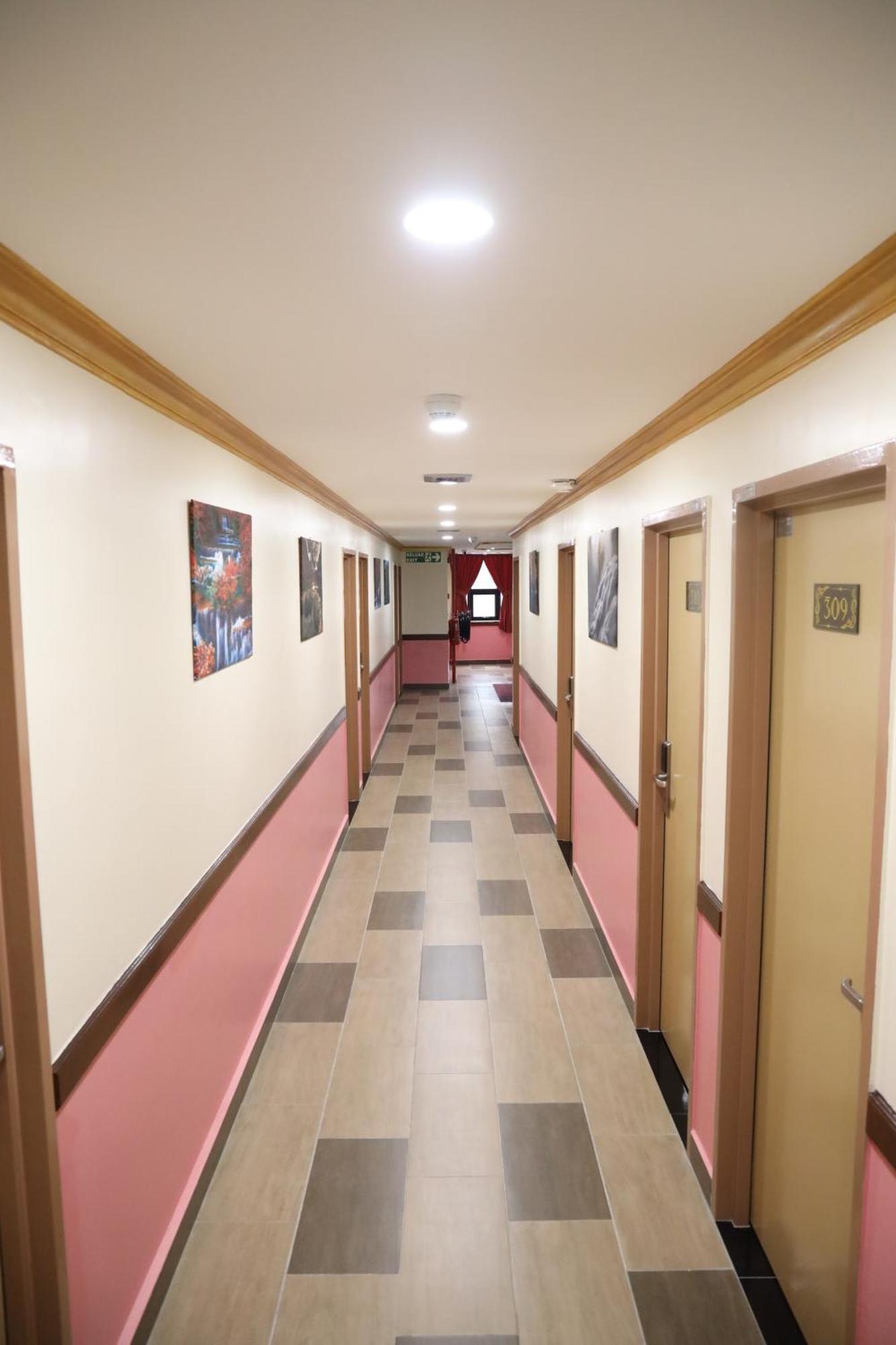 Capital O 90897 Island City Hotel Джордж Таун Екстериор снимка