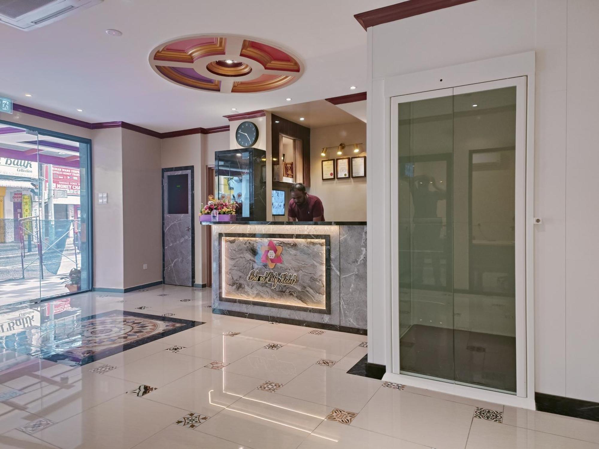 Capital O 90897 Island City Hotel Джордж Таун Екстериор снимка