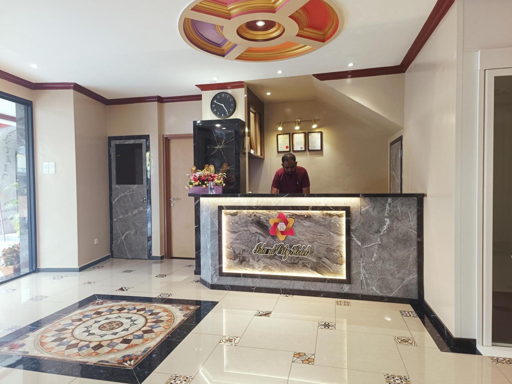 Capital O 90897 Island City Hotel Джордж Таун Екстериор снимка